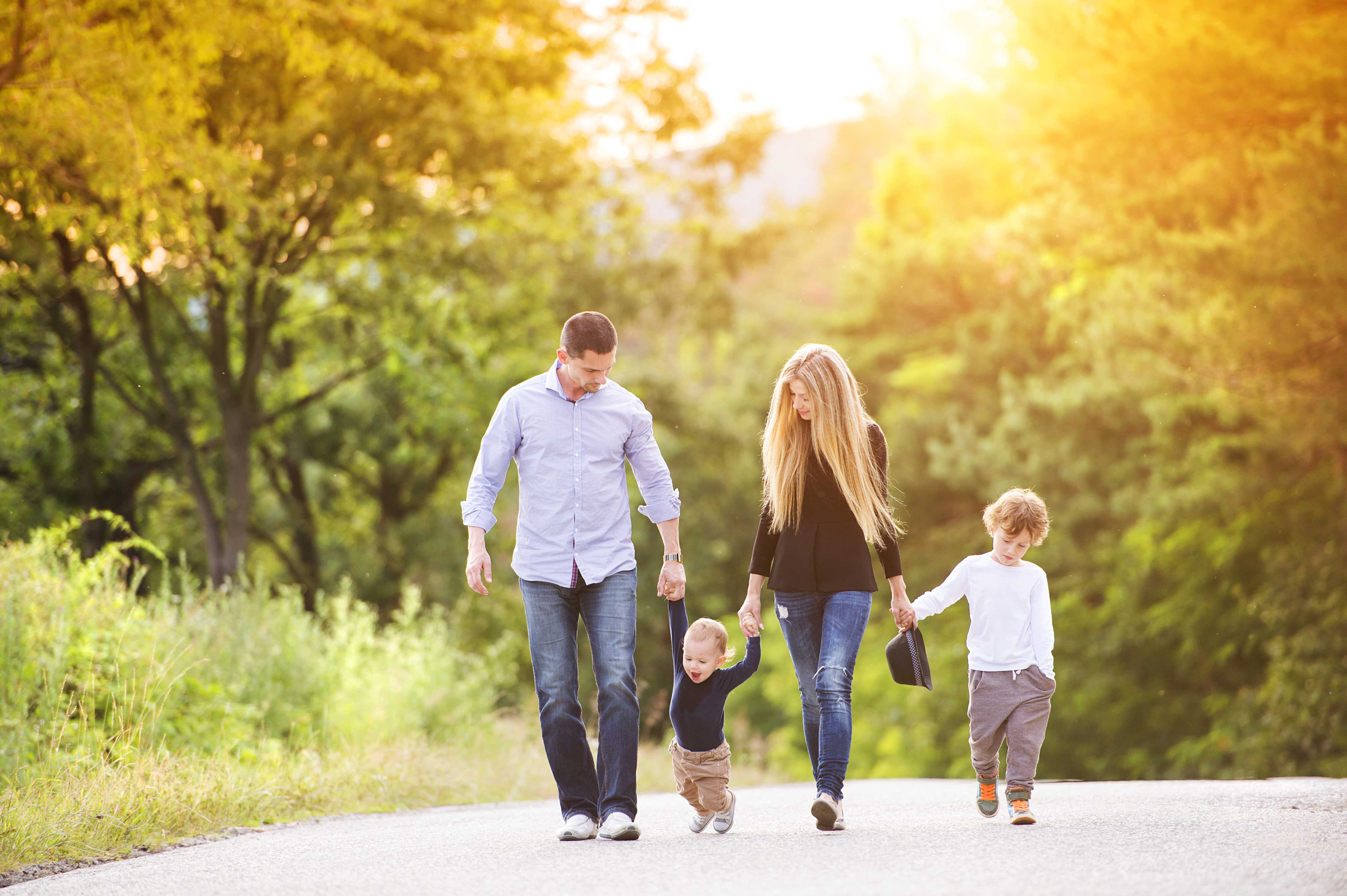 Благополучие в семейной жизни. Счастливая семья на прогулке. Семья с детьми на прогулке. Ребенок в семье. Семья на прогулке в парке.
